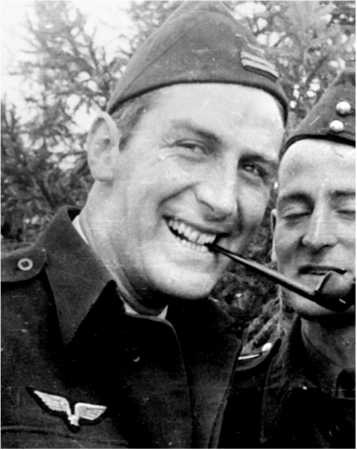 Иллюстрация к книге — Подлинная история авиаполка «Нормандия – Неман» [i_062.jpg]