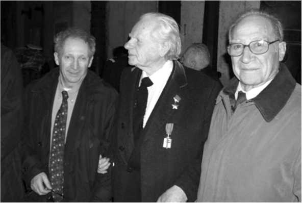 Иллюстрация к книге — Подлинная история авиаполка «Нормандия – Неман» [i_066.jpg]