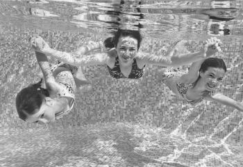 Иллюстрация к книге — Девочка. Девушка. Женщина [i_612.jpg]