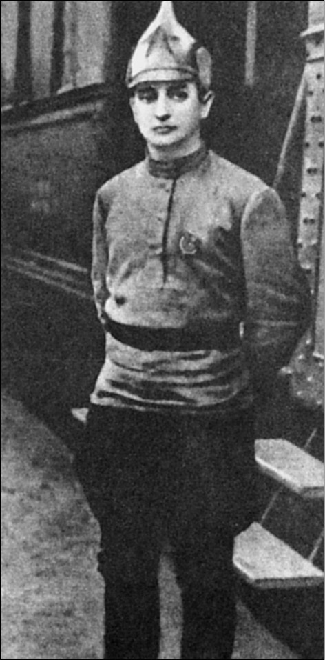 Иллюстрация к книге — Взлет и падение «красного Бонапарта». Трагическая судьба маршала Тухачевского [_05.jpg]