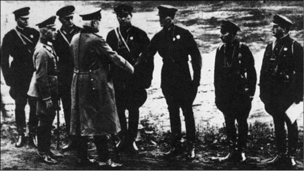 Иллюстрация к книге — Взлет и падение «красного Бонапарта». Трагическая судьба маршала Тухачевского [_19.jpg]