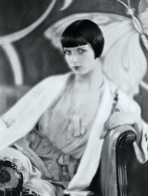 Иллюстрация к книге — Молодые и красивые. Мода двадцатых годов [i_002.jpg]