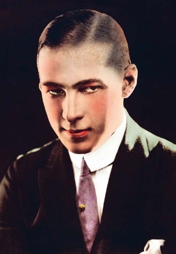 Иллюстрация к книге — Молодые и красивые. Мода двадцатых годов [i_023.jpg]