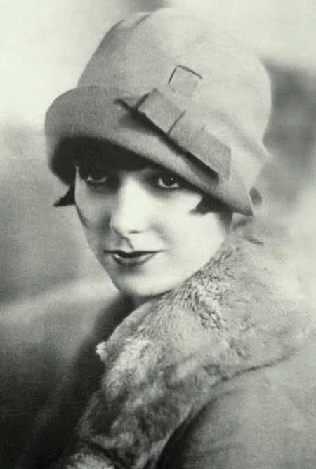 Иллюстрация к книге — Молодые и красивые. Мода двадцатых годов [i_120.jpg]