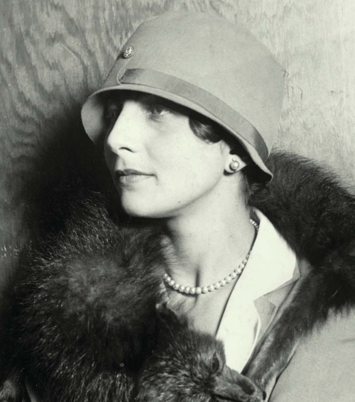 Иллюстрация к книге — Молодые и красивые. Мода двадцатых годов [i_122.jpg]