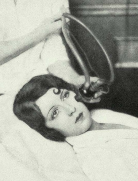 Иллюстрация к книге — Молодые и красивые. Мода двадцатых годов [i_137.jpg]