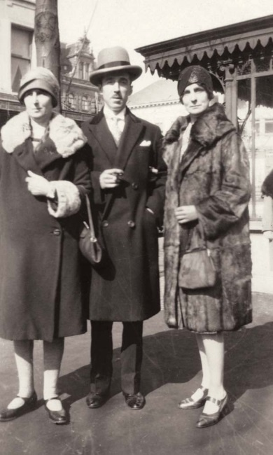 Иллюстрация к книге — Молодые и красивые. Мода двадцатых годов [i_281.jpg]