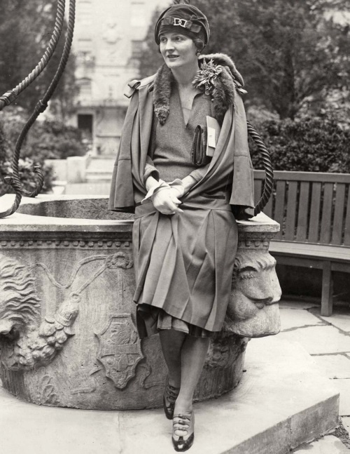 Иллюстрация к книге — Молодые и красивые. Мода двадцатых годов [i_287.jpg]