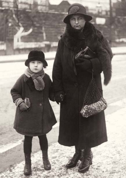 Иллюстрация к книге — Молодые и красивые. Мода двадцатых годов [i_304.jpg]