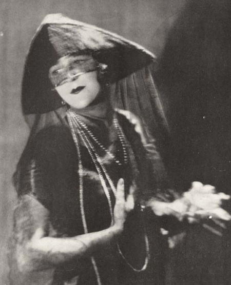 Иллюстрация к книге — Молодые и красивые. Мода двадцатых годов [i_334.jpg]