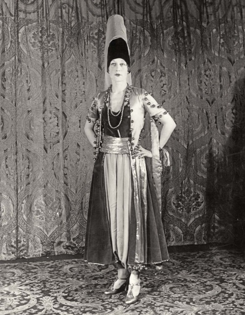 Иллюстрация к книге — Молодые и красивые. Мода двадцатых годов [i_353.jpg]