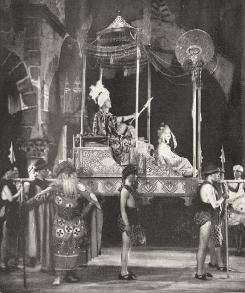 Иллюстрация к книге — Молодые и красивые. Мода двадцатых годов [i_354.jpg]