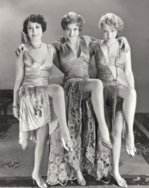 Иллюстрация к книге — Молодые и красивые. Мода двадцатых годов [i_391.jpg]