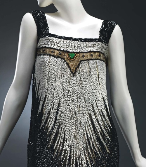 Иллюстрация к книге — Молодые и красивые. Мода двадцатых годов [i_401.jpg]