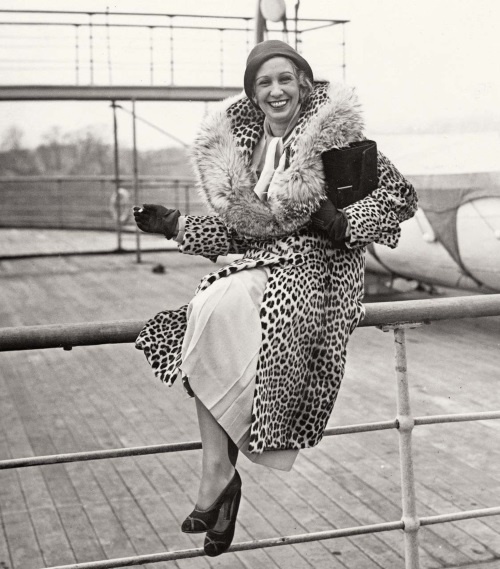 Иллюстрация к книге — Молодые и красивые. Мода двадцатых годов [i_409.jpg]