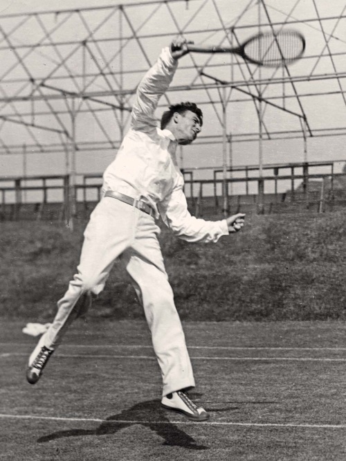 Иллюстрация к книге — Молодые и красивые. Мода двадцатых годов [i_410.jpg]