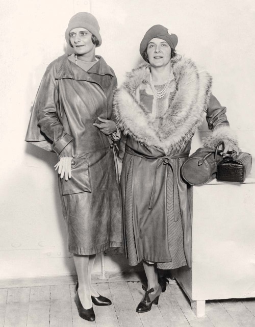 Иллюстрация к книге — Молодые и красивые. Мода двадцатых годов [i_433.jpg]