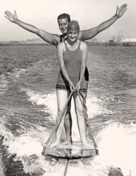 Иллюстрация к книге — Молодые и красивые. Мода двадцатых годов [i_464.jpg]