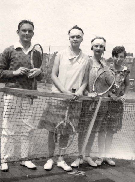 Иллюстрация к книге — Молодые и красивые. Мода двадцатых годов [i_470.jpg]