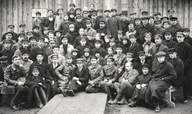 Иллюстрация к книге — Молодые и красивые. Мода двадцатых годов [i_533.jpg]