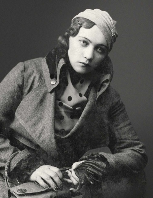 Иллюстрация к книге — Молодые и красивые. Мода двадцатых годов [i_547.jpg]