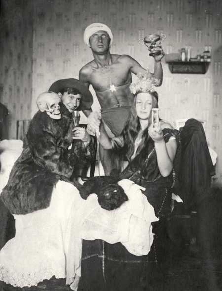 Иллюстрация к книге — Молодые и красивые. Мода двадцатых годов [i_548.jpg]