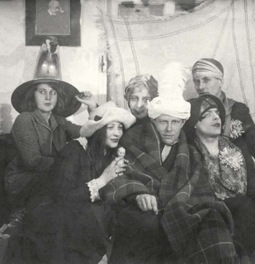 Иллюстрация к книге — Молодые и красивые. Мода двадцатых годов [i_549.jpg]