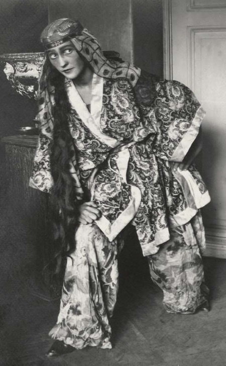 Иллюстрация к книге — Молодые и красивые. Мода двадцатых годов [i_550.jpg]