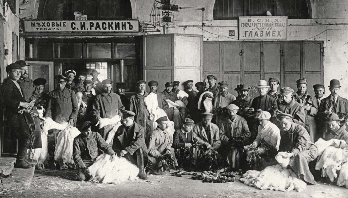 Иллюстрация к книге — Молодые и красивые. Мода двадцатых годов [i_555.jpg]