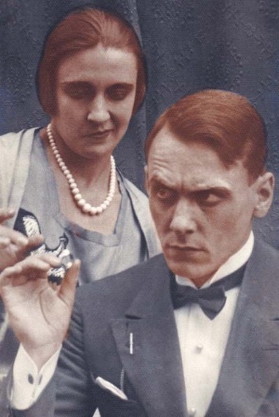 Иллюстрация к книге — Молодые и красивые. Мода двадцатых годов [i_559.jpg]