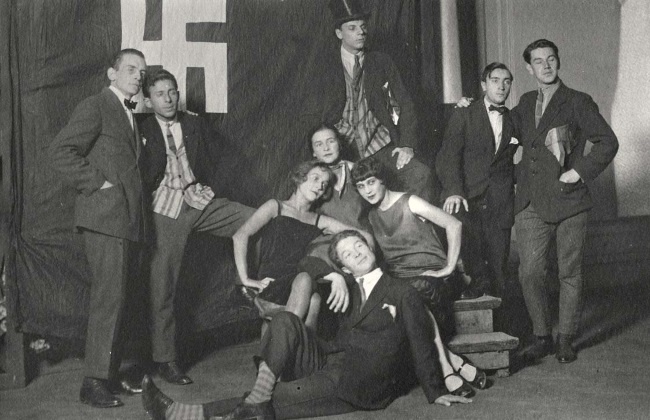 Иллюстрация к книге — Молодые и красивые. Мода двадцатых годов [i_564.jpg]