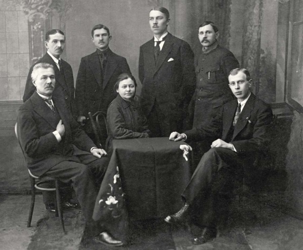 Иллюстрация к книге — Молодые и красивые. Мода двадцатых годов [i_571.jpg]