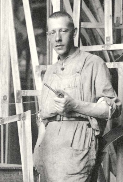 Иллюстрация к книге — Молодые и красивые. Мода двадцатых годов [i_594.jpg]