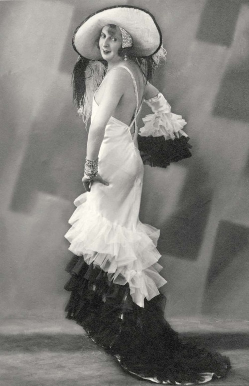 Иллюстрация к книге — Молодые и красивые. Мода двадцатых годов [i_617.jpg]