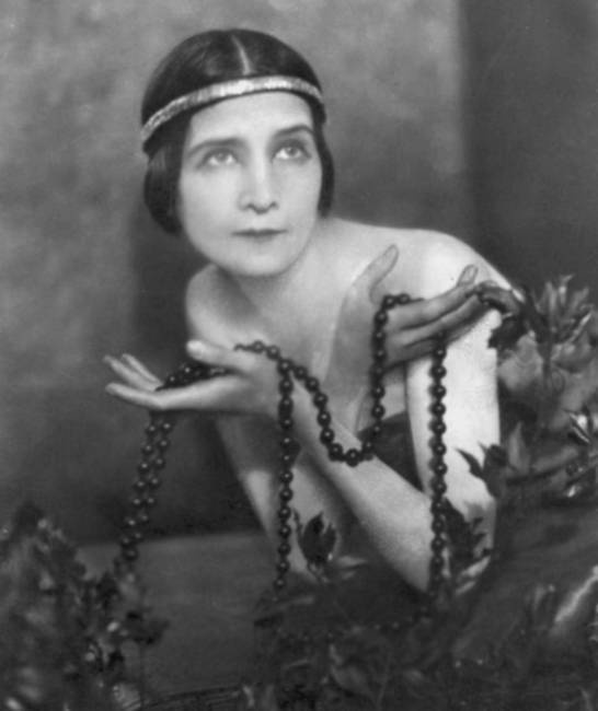 Иллюстрация к книге — 100 великих мастеров балета [i_058.jpg]