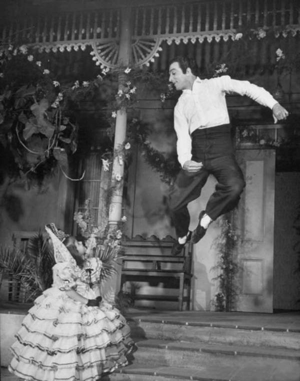 Иллюстрация к книге — 100 великих мастеров балета [i_086.jpg]