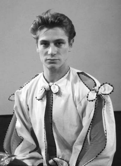 Иллюстрация к книге — 100 великих мастеров балета [i_119.jpg]