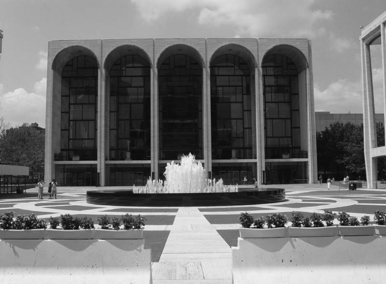 Иллюстрация к книге — 100 великих мастеров балета [i_122.jpg]