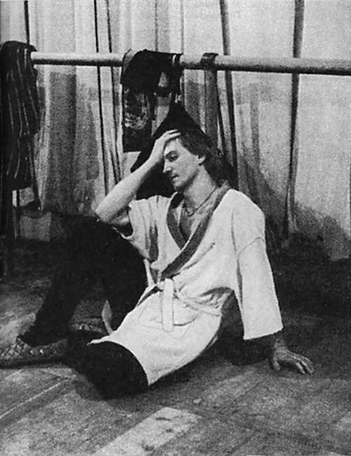 Иллюстрация к книге — 100 великих мастеров балета [i_143.jpg]