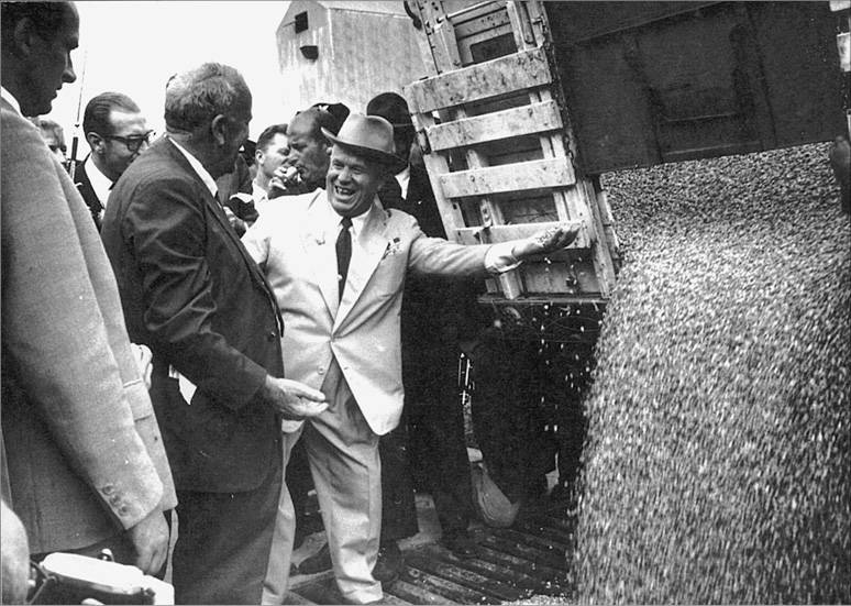 Иллюстрация к книге — Н. С. Хрущев. Воспоминания. Время. Люди. Власть. В 2 книгах. Книга 2 [i_020.jpg]