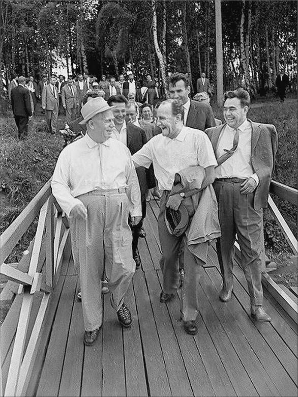 Иллюстрация к книге — Н. С. Хрущев. Воспоминания. Время. Люди. Власть. В 2 книгах. Книга 2 [i_024.jpg]