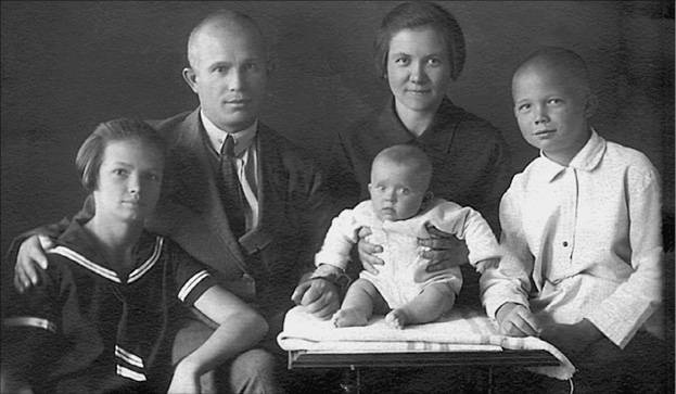 Иллюстрация к книге — Воспоминания. Время. Люди. Власть. В 2 книгах. Книга 1 [i_004.jpg]