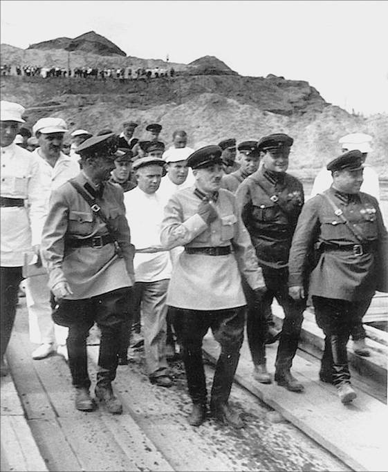 Иллюстрация к книге — Воспоминания. Время. Люди. Власть. В 2 книгах. Книга 1 [i_005.jpg]