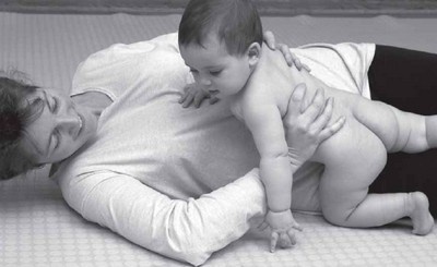 Иллюстрация к книге — PEKiP. Игра и движение. Более 100 развивающих игр для детей первого года жизни [i_063.jpg]