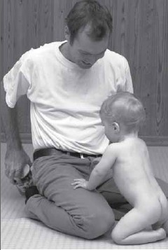 Иллюстрация к книге — PEKiP. Игра и движение. Более 100 развивающих игр для детей первого года жизни [i_084.jpg]