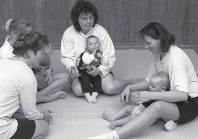 Иллюстрация к книге — PEKiP. Игра и движение. Более 100 развивающих игр для детей первого года жизни [i_088.jpg]