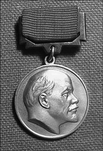 Иллюстрация к книге — 100 великих наград мира [i_098.jpg]