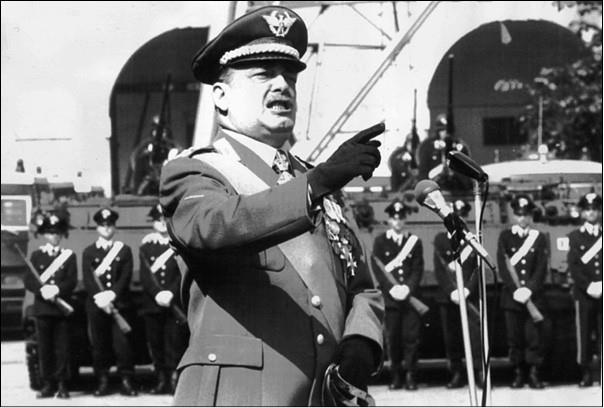 Иллюстрация к книге — Сто великих криминальных драм XX века [i_050.jpg]