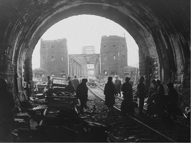 Иллюстрация к книге — 100 великих тайн Второй мировой [i_098.jpg]