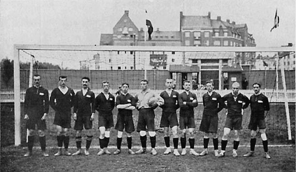 Иллюстрация к книге — 100 великих футбольных матчей [i_002.jpg]